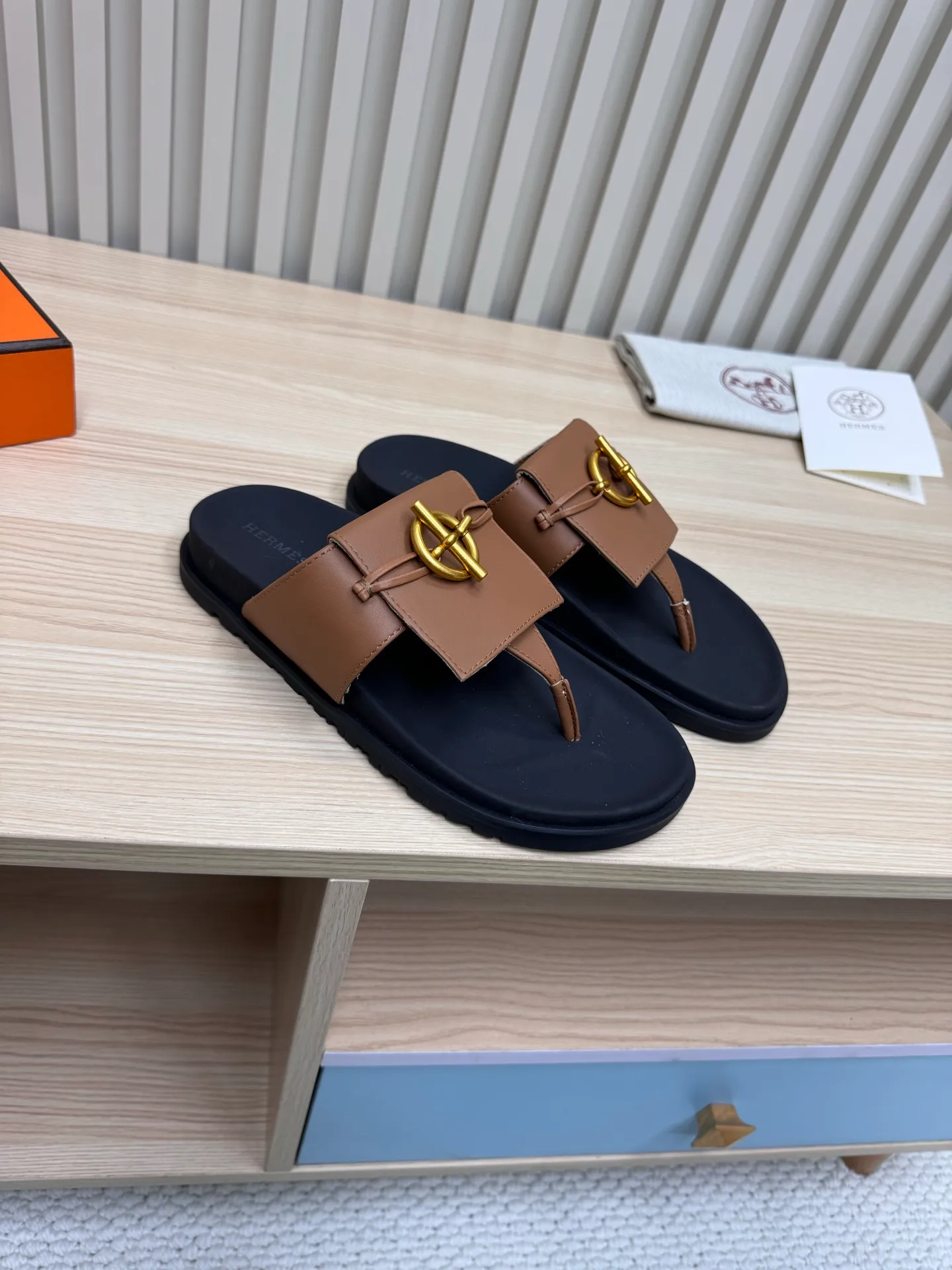 👟👟Ex-factory price 502👟👟Hermes🐎The extremely popular couple’s slippers/the latest hardware buckle sandals and slippers, paired with various colorful socks, so trendy!  ———————— Upper: imported cowhide/sheep leather/cloth/palmprint leather lining: imported cowhide/sheepskin outsole: Tpu non-slip and wear-resistant outsole Female size: 35-42 (40.41.42 non-returnable and non-exchangeable) Male code: 39-45 (45 non-returnable and non-exchangeable)